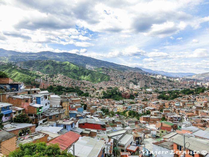 Vistas desde lo alto de la comuna 13 en Medellín